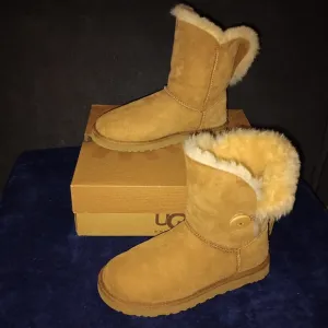 IOB EUC Classic UGG Bailey Button Boots Size 7 Chestnut