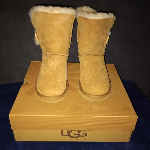 IOB EUC Classic UGG Bailey Button Boots Size 7 Chestnut