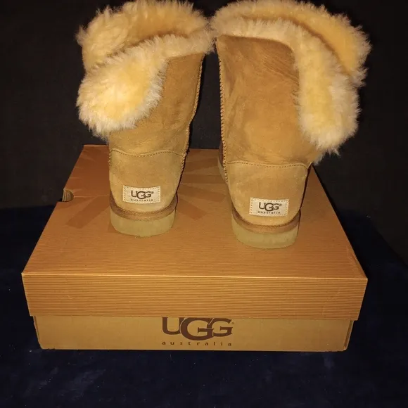 IOB EUC Classic UGG Bailey Button Boots Size 7 Chestnut