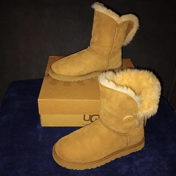 IOB EUC Classic UGG Bailey Button Boots Size 7 Chestnut