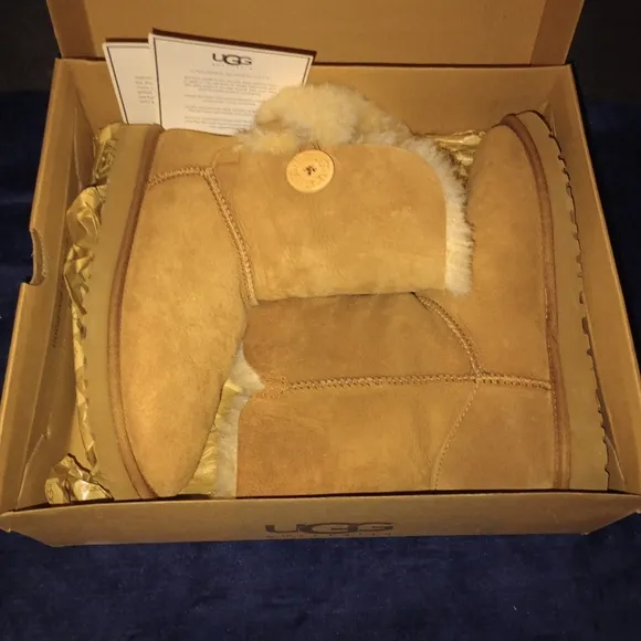 IOB EUC Classic UGG Bailey Button Boots Size 7 Chestnut