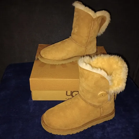 IOB EUC Classic UGG Bailey Button Boots Size 7 Chestnut