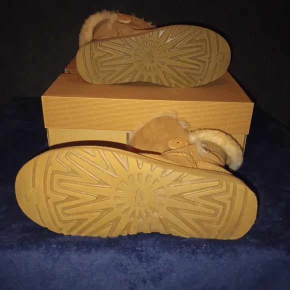 IOB EUC Classic UGG Bailey Button Boots Size 7 Chestnut