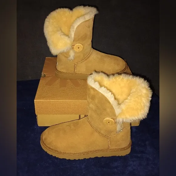 IOB EUC Classic UGG Bailey Button Boots Size 7 Chestnut