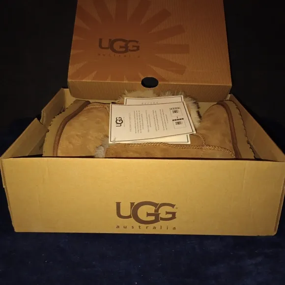 IOB EUC Classic UGG Bailey Button Boots Size 7 Chestnut