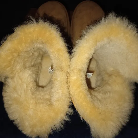 IOB EUC Classic UGG Bailey Button Boots Size 7 Chestnut
