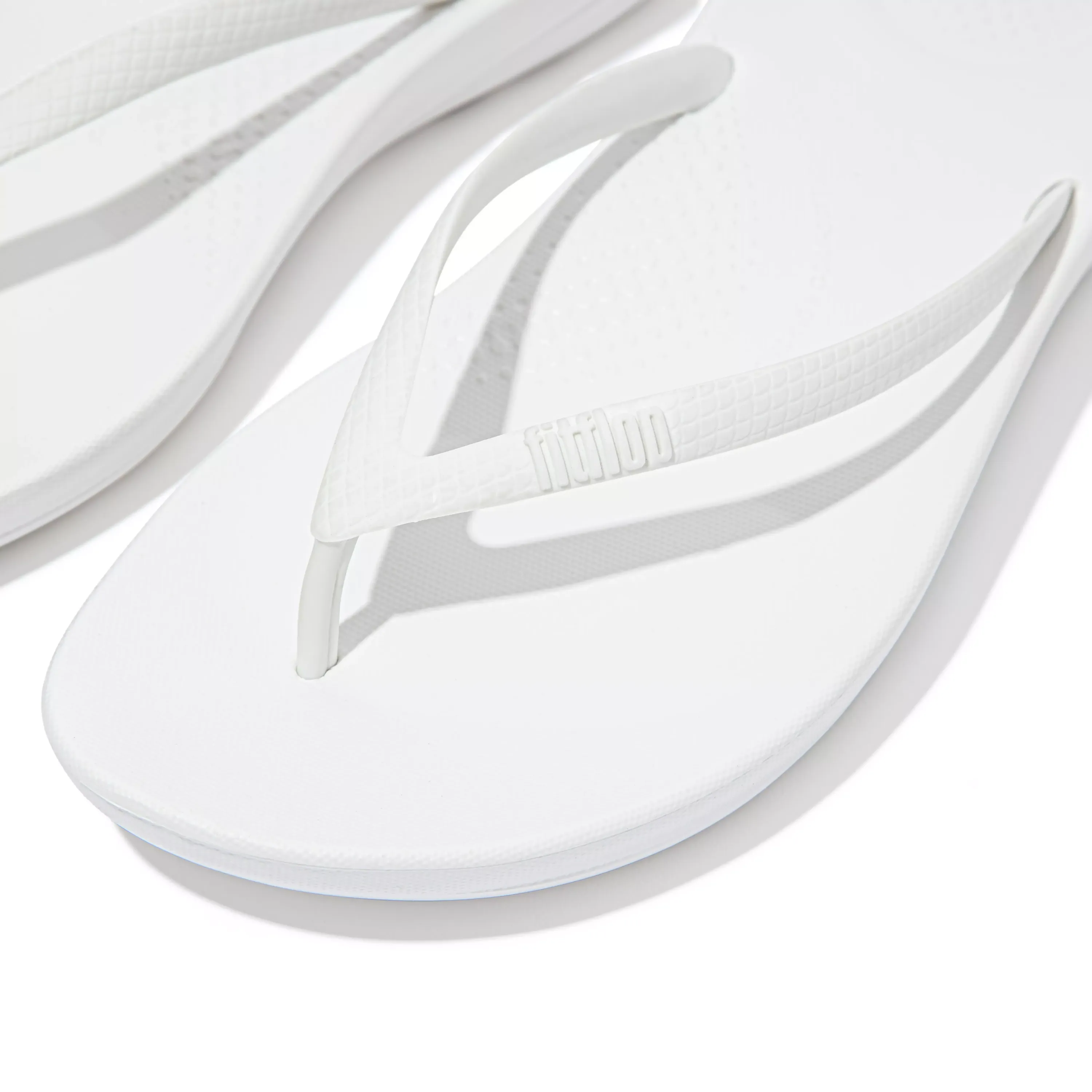 Iqushion Ergonomic Flip-Flops in White
