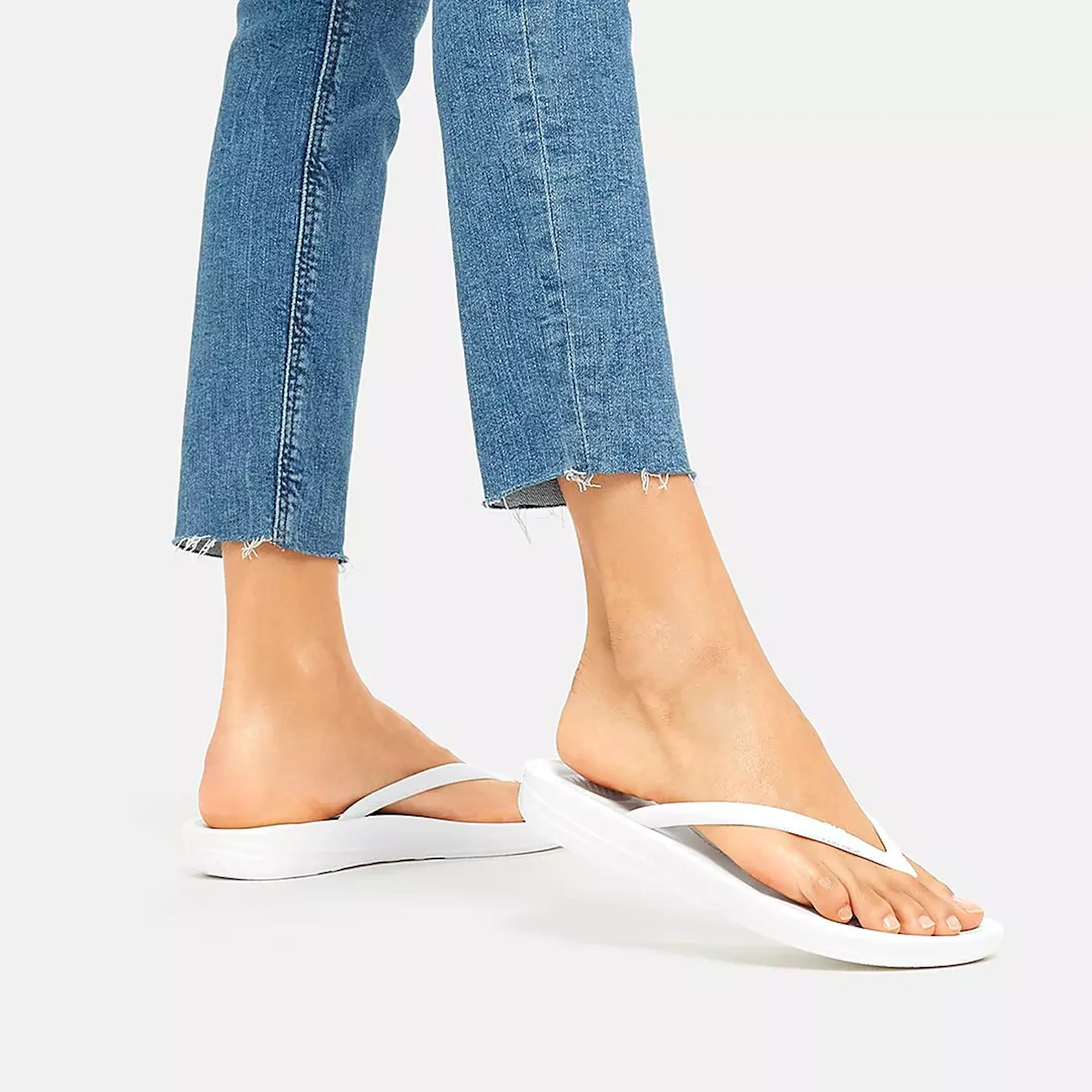 Iqushion Ergonomic Flip-Flops in White