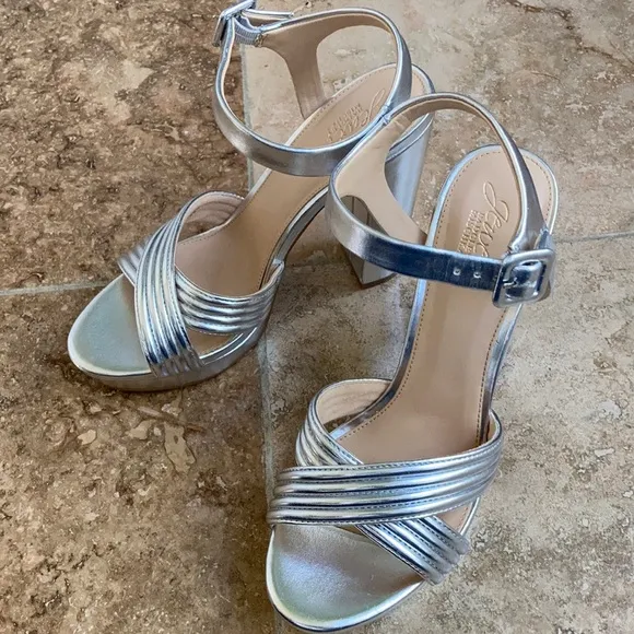 Jewel Badgley Mischka metallic silver platform size 9.5