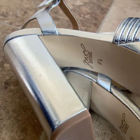 Jewel Badgley Mischka metallic silver platform size 9.5