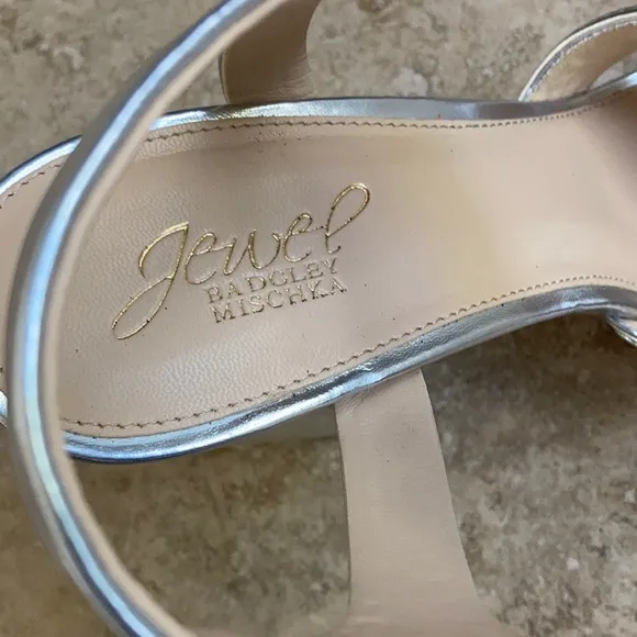 Jewel Badgley Mischka metallic silver platform size 9.5