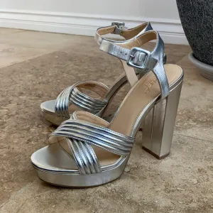 Jewel Badgley Mischka metallic silver platform size 9.5