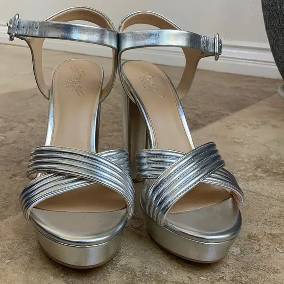 Jewel Badgley Mischka metallic silver platform size 9.5