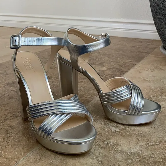 Jewel Badgley Mischka metallic silver platform size 9.5