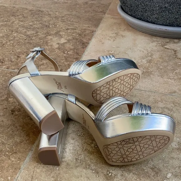 Jewel Badgley Mischka metallic silver platform size 9.5