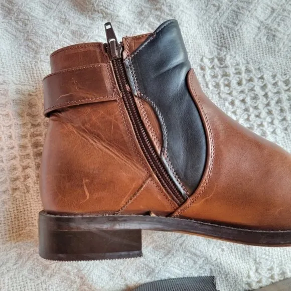 JOHN FLUEVOG ADRIANS JULES ANKLE SIP UP SLIP  ON BOOTS