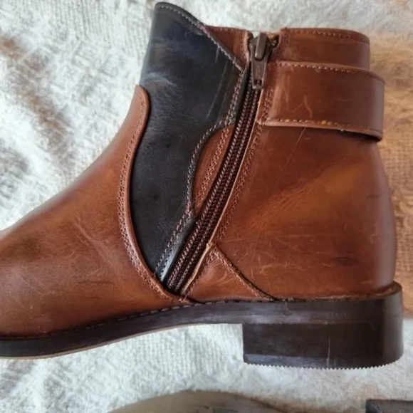 JOHN FLUEVOG ADRIANS JULES ANKLE SIP UP SLIP  ON BOOTS