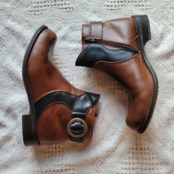 JOHN FLUEVOG ADRIANS JULES ANKLE SIP UP SLIP  ON BOOTS
