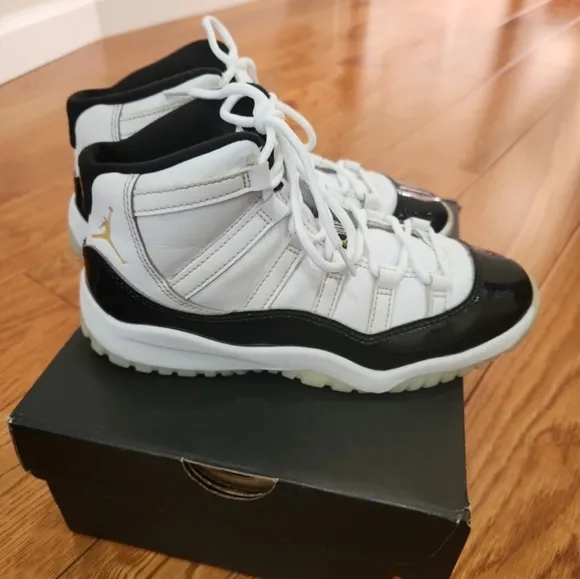 Jordan 11 Retro High-Top Unisex Sneakers