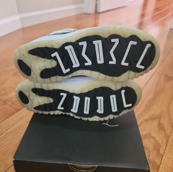 Jordan 11 Retro High-Top Unisex Sneakers