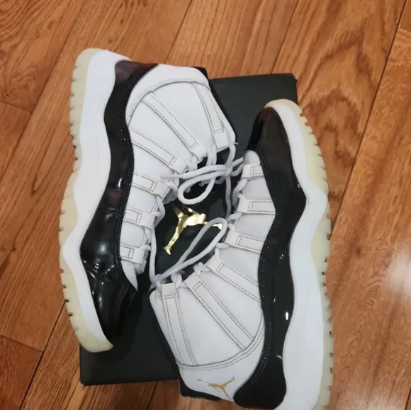 Jordan 11 Retro High-Top Unisex Sneakers