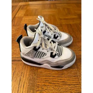 Jordan 4 retro sneaker size 9
