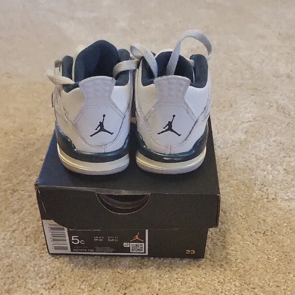 Jordan 4 Retro White/Oxidized Green-White and with Iconic Design