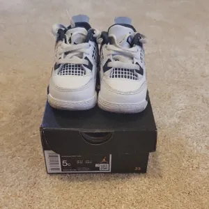 Jordan 4 Retro White/Oxidized Green-White and with Iconic Design