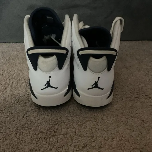 Jordan 6 retro sneakers