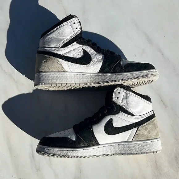 Jordan Kids- Jordan 1 Retro High OG &quot;Stage Haze&quot; sneakers!