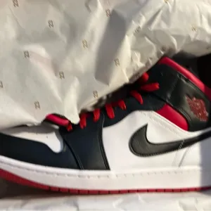 Jordan Nike Men's Black and Red Sneakers