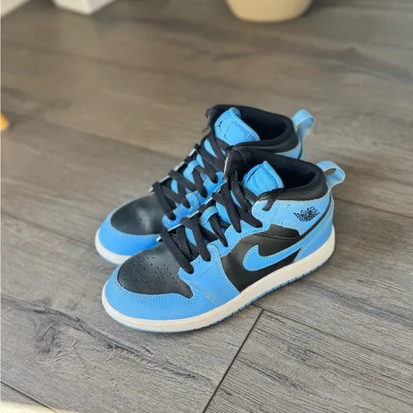Jordan Retro 1 High Top Sneakers