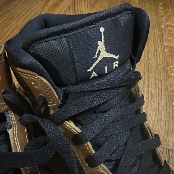 Jordan Retro 1 Metallic Gold Sneakers