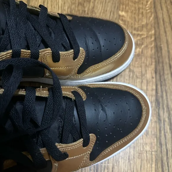 Jordan Retro 1 Metallic Gold Sneakers