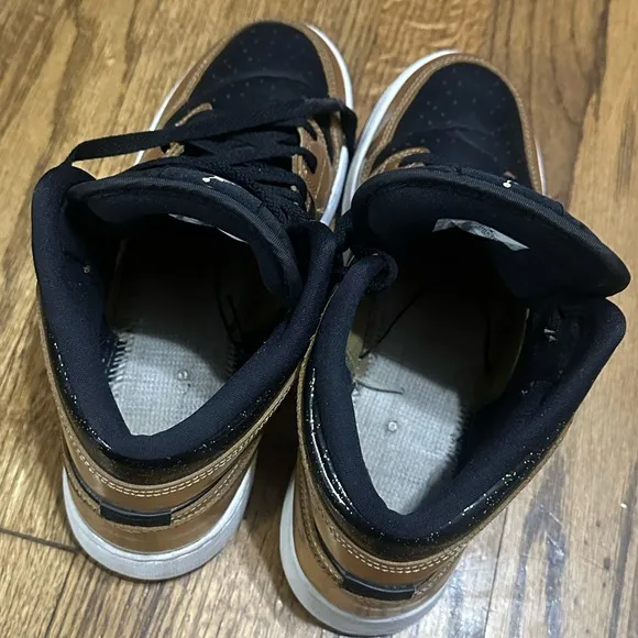 Jordan Retro 1 Metallic Gold Sneakers