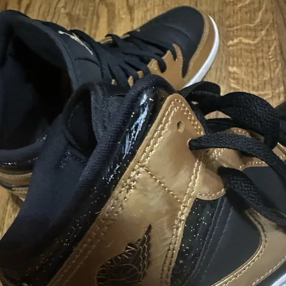 Jordan Retro 1 Metallic Gold Sneakers