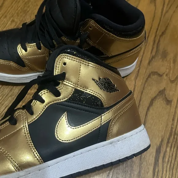 Jordan Retro 1 Metallic Gold Sneakers