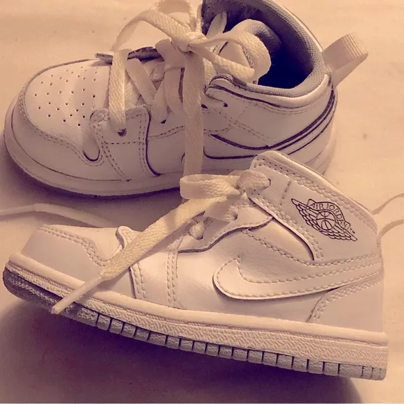 Jordan Retro 1 mid white wolf grey sneakers
