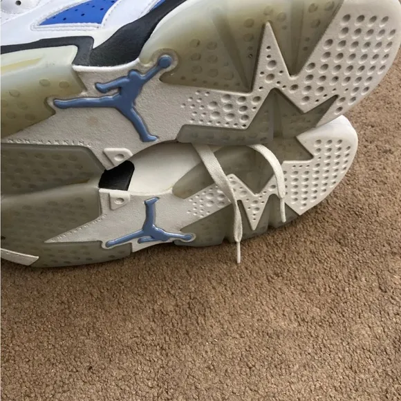 Jordan Retro 6 size 7Y Kids Blue and White Sneakers