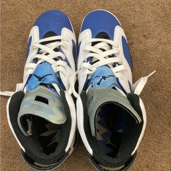 Jordan Retro 6 size 7Y Kids Blue and White Sneakers