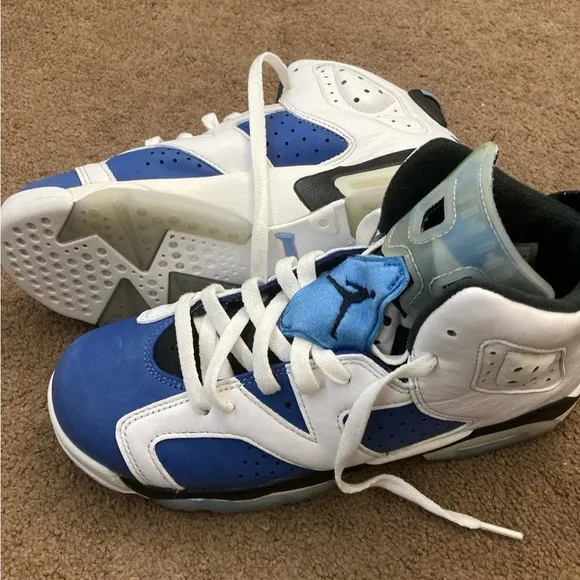 Jordan Retro 6 size 7Y Kids Blue and White Sneakers