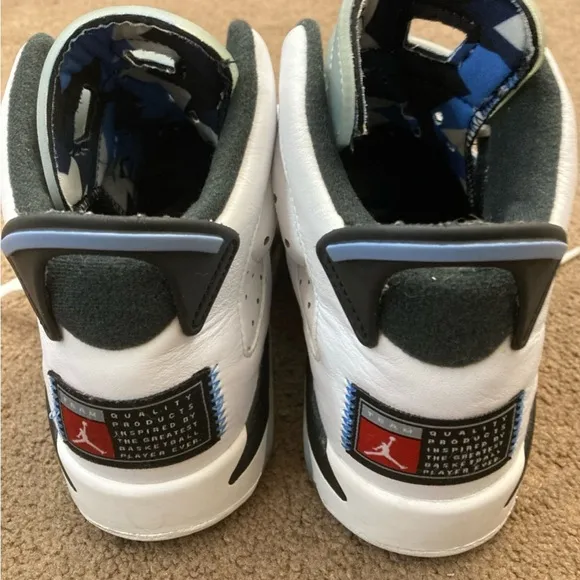 Jordan Retro 6 size 7Y Kids Blue and White Sneakers