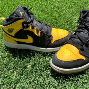 Jordan’s 1s Retro Mid New Love size US 3Y Kids Black and Yellow Sneakers