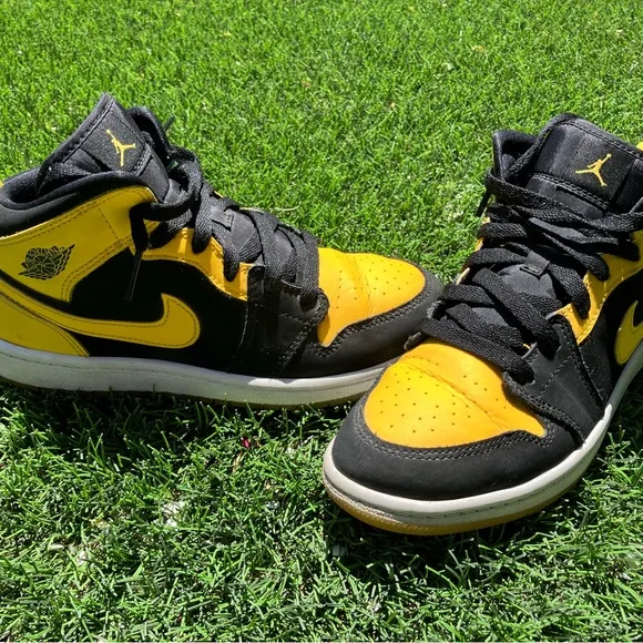 Jordan’s 1s Retro Mid New Love size US 3Y Kids Black and Yellow Sneakers