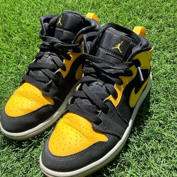 Jordan’s 1s Retro Mid New Love size US 3Y Kids Black and Yellow Sneakers