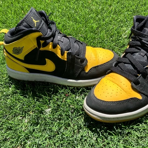 Jordan’s 1s Retro Mid New Love size US 3Y Kids Black and Yellow Sneakers