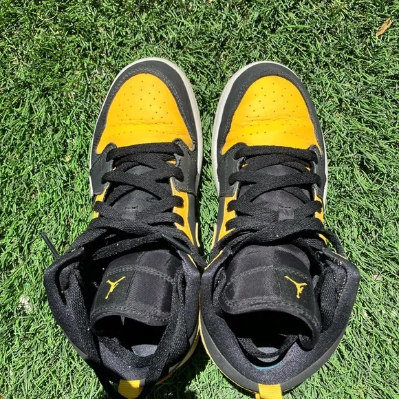 Jordan’s 1s Retro Mid New Love size US 3Y Kids Black and Yellow Sneakers