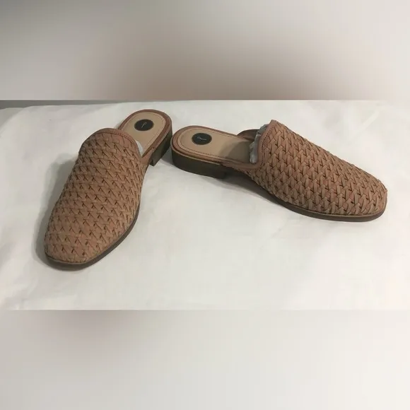 Journee Signature Women’s  sandals Slip on  leather flat pointed brown.71/2