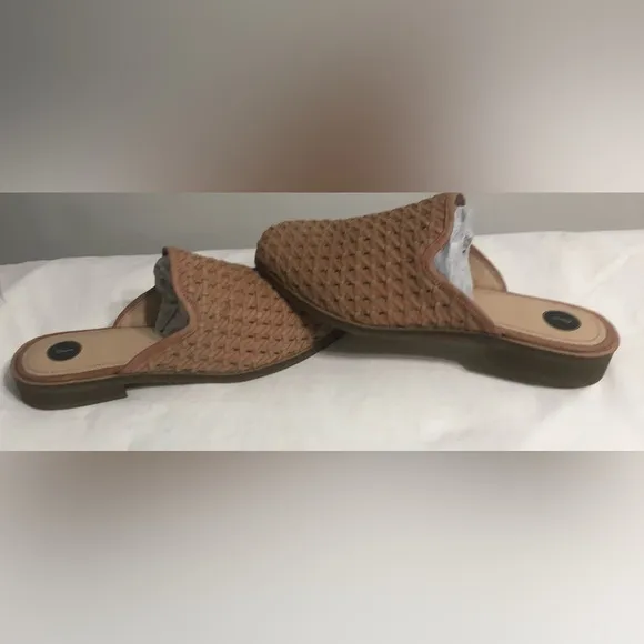 Journee Signature Women’s  sandals Slip on  leather flat pointed brown.71/2