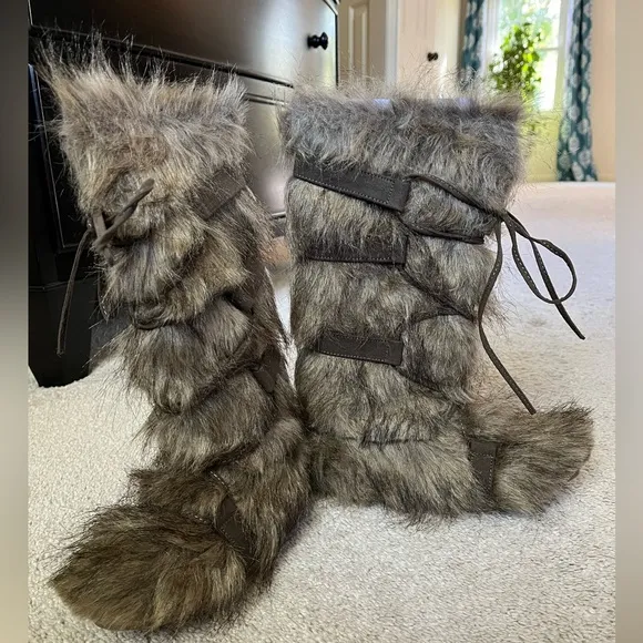 Joyfolie Kids Boots in Faux Wolf Fur Size 3